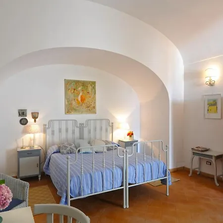 Sleeps 2 Air Con Wifi
